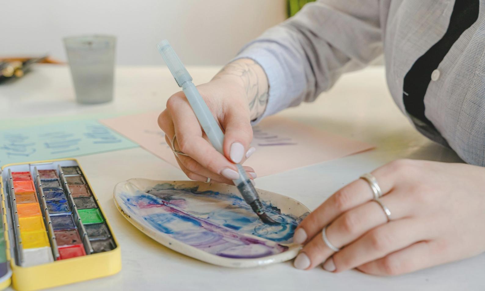 Художник демонструє практичні колірні техніки під час роботи